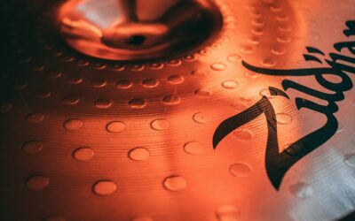 Entretenir ses cymbales : le bon geste du batteur soigneux